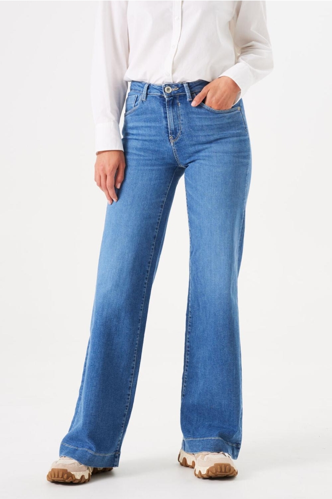 CELIA WIDE FIT 249 7237 MEDIUM USED